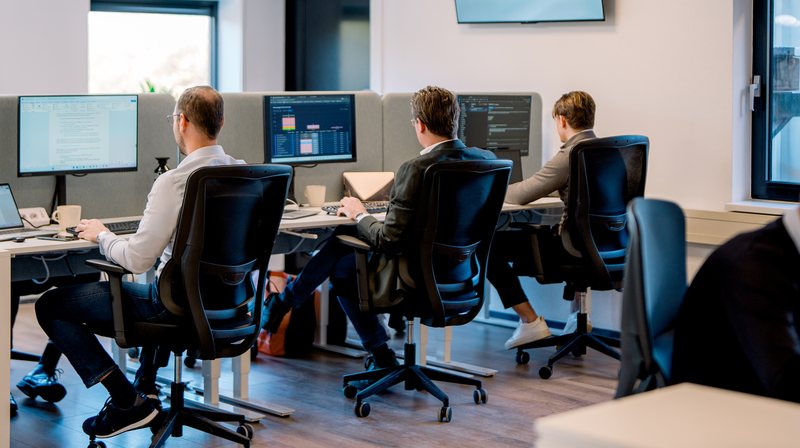 Energiespecialisten van SPOT Energie aan het werk op de afdeling waar spoedaanvragen worden behandeld.